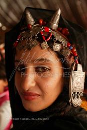 Image du Maroc Professionnelle de  Une jeune fille du désert pose en tenue traditionnelle durant le grand Moussem de Tan Tan. Ce grand rassemblement est organisé dans un site désertique sur lequel la ville de Tan Tan a toujours accueilli la majorité des tribus et des grandes familles nomades du désert lors d'un grand moussem, Samedi 18 septembre 2004. (Photo / Abdeljalil Bounhar)




